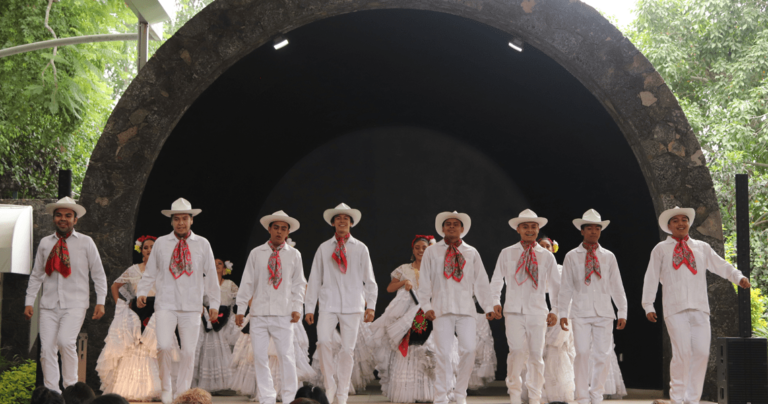 La Escuela Del Ballet Folklórico De México Y Su Representación