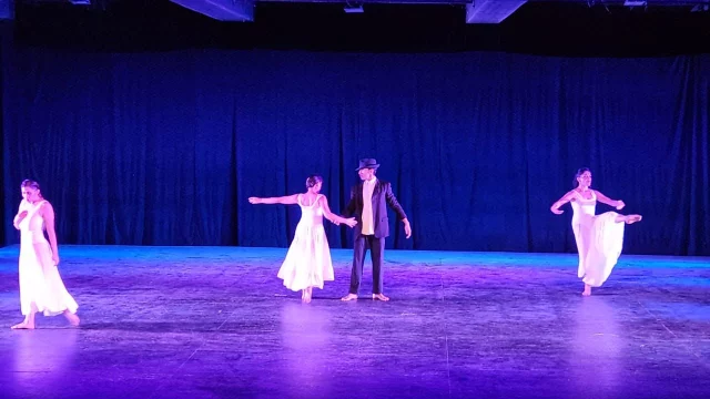 #TBT a los Martes Culturales 🎭✨

Recordamos con emoción los Martes Culturales del curso de verano pasado, donde vivimos experiencias artísticas inolvidables. 🌟 A través de la danza experimental, danza teatro y danza multidisciplinaria, exploramos nuevas formas de expresión y movimiento. Además, los conversatorios nos permitieron reflexionar sobre la danza y su impacto en la escena actual. 🩰🎶

Un espacio donde la creatividad y el aprendizaje se fusionaron para enriquecer nuestra formación.

¿Te gustaría revivirlo? ¡Estamos preparando muchas sorpresas para ti este año! 💙🔥

#ebfm #bfm #escuela #danza #folklore #tbt #martesculturales