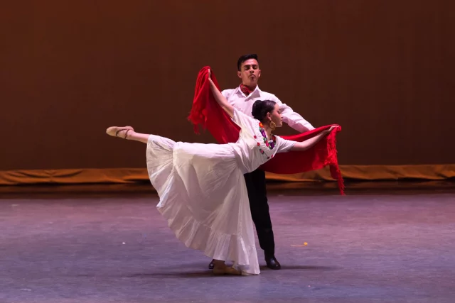 🏋️‍♀️ El impacto de la danza en la postura y la columna 🔄

La danza es una excelente herramienta para mejorar la postura y fortalecer la columna. Al mantener alineado el cuerpo y trabajar la musculatura profunda, los bailarines desarrollan una mayor conciencia corporal que previene dolores y lesiones en la espalda.🦴💪

 Disciplinas como el ballet, la danza folklórica o el contemporáneo fomentan el equilibrio y la estabilidad, ayudando a corregir malas posturas que pueden derivar en problemas a largo plazo. Además, los ejercicios de estiramiento y fortalecimiento que se practican en la danza contribuyen a una mejor salud de la columna y articulaciones. 

¡Un cuerpo alineado es sinónimo de bienestar! ✨

#bfm #ebfm #escuela #salud #danza