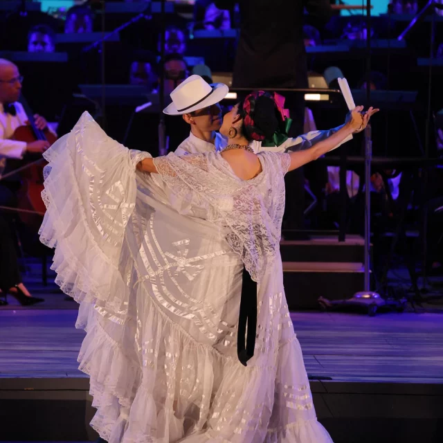 🎶 #DatoCurioso el danzón llegó a México desde Cuba en el siglo XIX y rápidamente se convirtió en uno de los bailes más populares en los salones de Veracruz? 🇲🇽💃

Con su elegante compás de 2/4 y pasos pausados, el danzón es considerado el “”baile nacional de Cuba””, pero México lo adoptó y le dio su propio sello. Ciudades como Veracruz y Mérida se convirtieron en el epicentro de este género, y gracias a grandes músicos como Amador Pérez Torres “”Dimas””, el danzón vive como un tesoro de nuestra tradición musical.

🎵 ¿Ya conocías su historia?

#bfm #ebfm #danza #folklore #CDMX #danzón