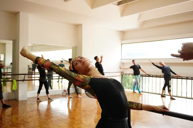 🧓 Danza para todas las edades 👶

La danza es una actividad versátil que aporta beneficios a cualquier etapa de la vida. Desde la infancia hasta la edad adulta, es una actividad que fortalece el cuerpo y la mente. 🏃‍♀️

En los niños, mejora la coordinación, la concentración y la expresión corporal. En los adultos, es una forma de mantenerse activos, mejorar la resistencia y liberar el estrés. En adultos mayores, ayuda a la movilidad, el equilibrio y la memoria, reduciendo el riesgo de caídas y manteniendo la mente ágil. ⚖️🦵

¡No importa la edad, tenemos un taller para ti! Consulta nuestros talleres sabatinos en el enlace de nuestra bio.

La danza siempre será una gran aliada para la salud física y emocional. 🎶💙

#ebfm #bfm #danza #folklore #CDMX #escuela