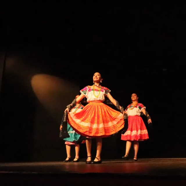 ✨ Escuela de Ballet Folklórico de México

Si amas la danza y quieres aprender de una de las instituciones más importantes de nuestro país, la Escuela de Ballet Folklórico de México es el lugar ideal para ti.

Fundada con el legado artístico de Amalia Hernández, esta escuela forma bailarines con una técnica impecable, respeto por nuestras tradiciones y pasión por representar la riqueza cultural de México en cada zapateado y movimiento.

Aquí no solo aprendes a bailar, vives la historia, la música y el alma de cada región.

Sigue sus pasos y sé parte de un legado que ha llevado a México al escenario mundial.

#ebfm #bfm #amalia #soybfm